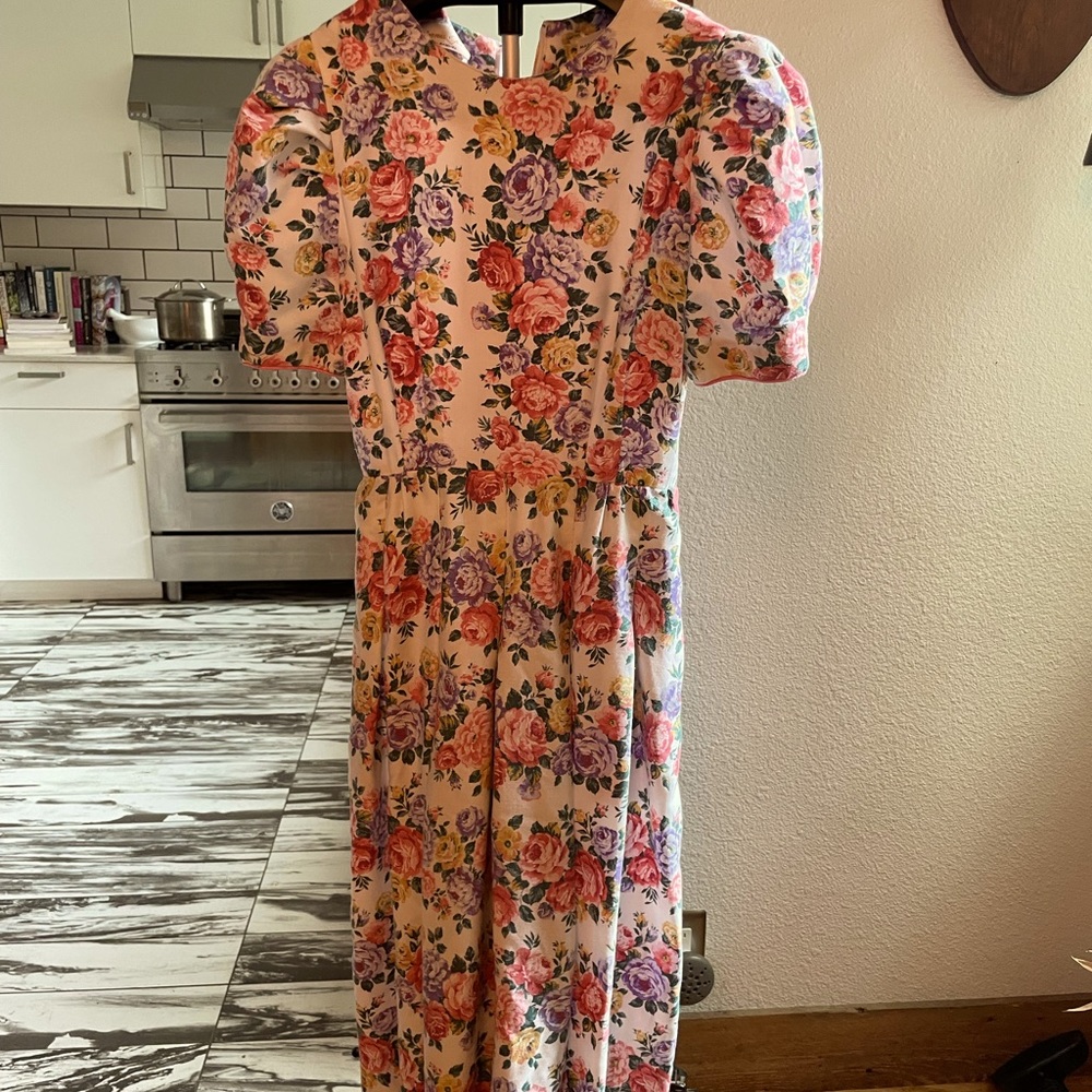 Beautiful vintage cottage core floral dress, 1980s